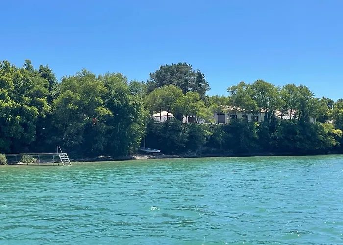 Maison En Bord De Rivière De Villa Le Fenouiller