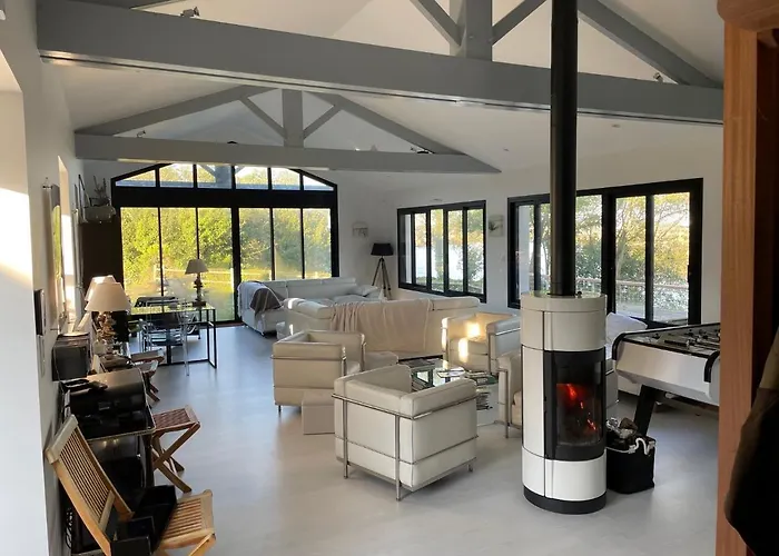 Maison En Bord De Rivière De Le Fenouiller