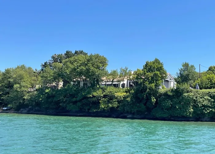 Villa Maison En Bord De Rivière De *