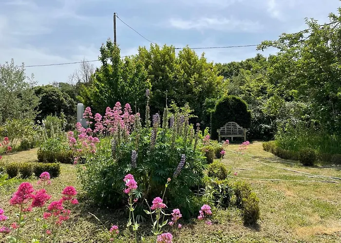 Maison En Bord De Rivière De Villa