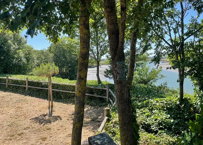 Maison En Bord De Rivière De Le Fenouiller